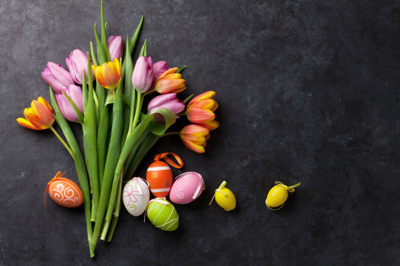 石桌上的复活节彩蛋和郁金香