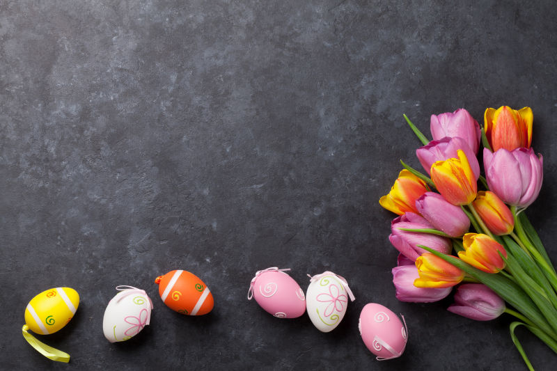 放在石桌上的复活节彩蛋与郁金香