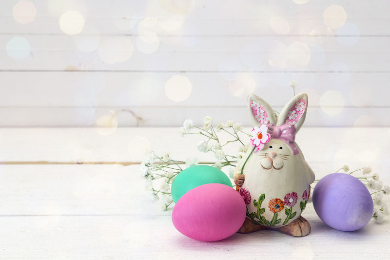 复活节彩蛋与可爱的玩具兔