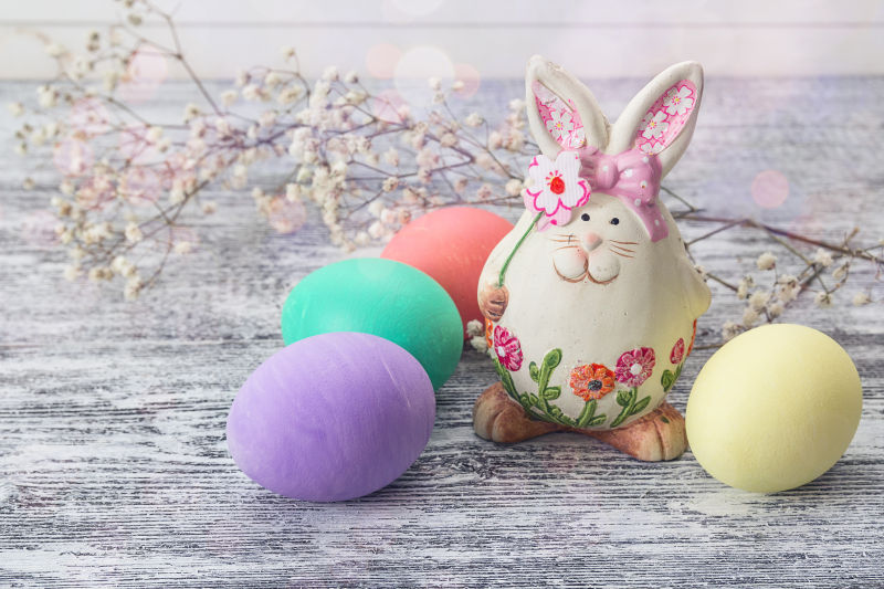 复活节彩蛋与可爱的兔子