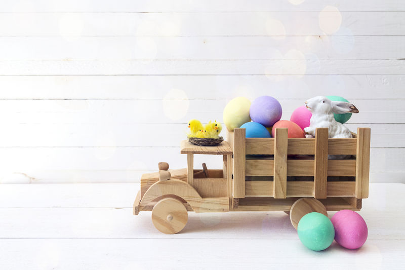 木制玩具卡车上的复活节彩蛋