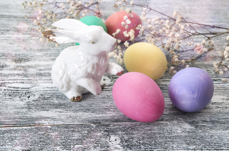 复活节彩蛋与白色装饰兔子