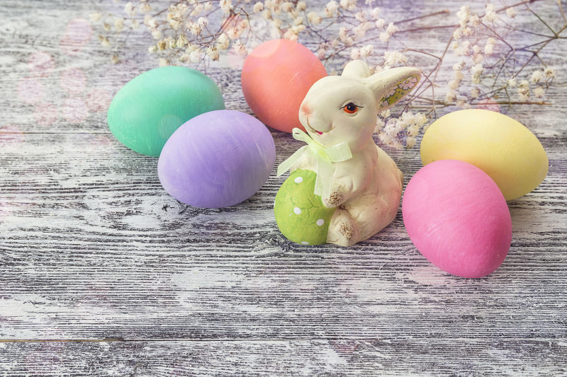 复活节彩蛋与可爱的兔子玩具