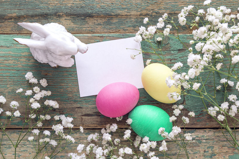 三个复活节彩蛋与空白卡纸小白兔玩具