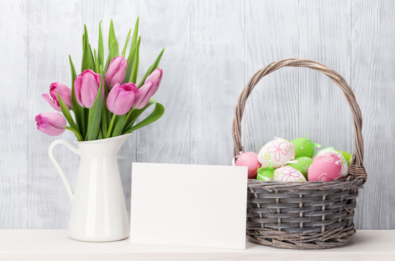 贺卡和粉红色郁金香花束还有复活节彩蛋