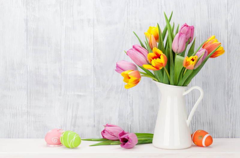 复活节彩蛋与插在花瓶中的郁金香