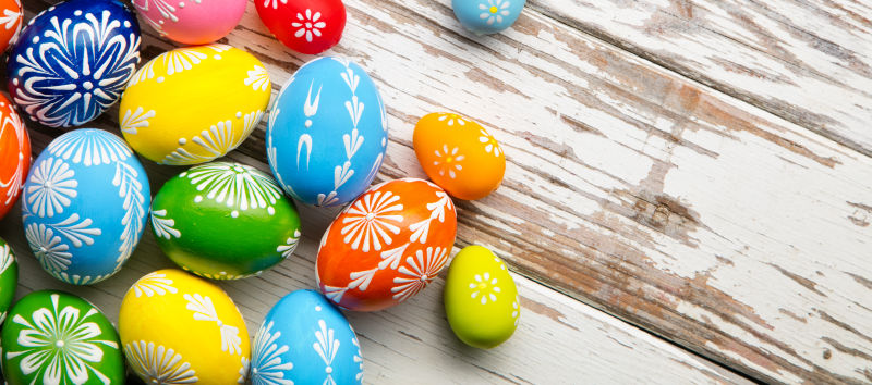 木桌上丰富多彩的复活节彩蛋