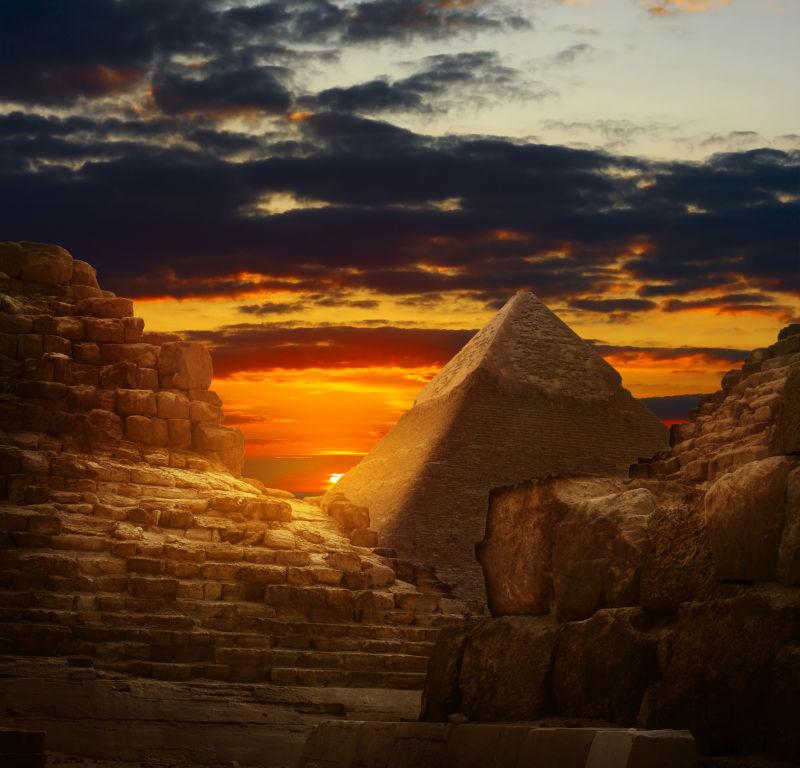 埃及日落下的金字塔