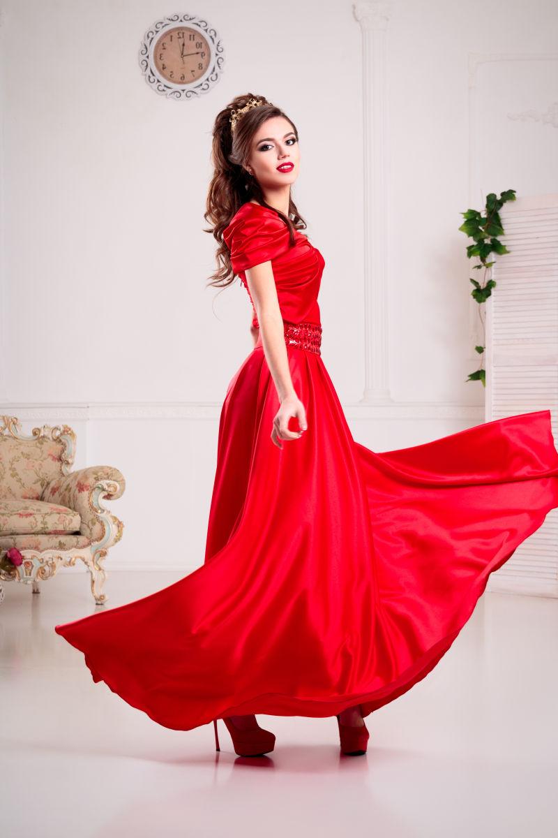 豪华白色房间内穿红裙子的优雅美女