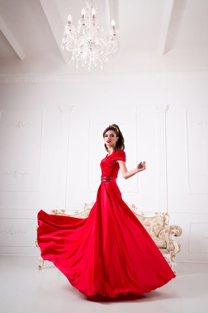 豪华房间内穿红色连衣裙的美女
