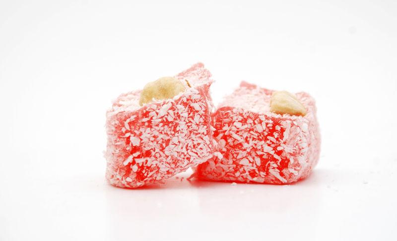 白色背景下的两粒红色糖果