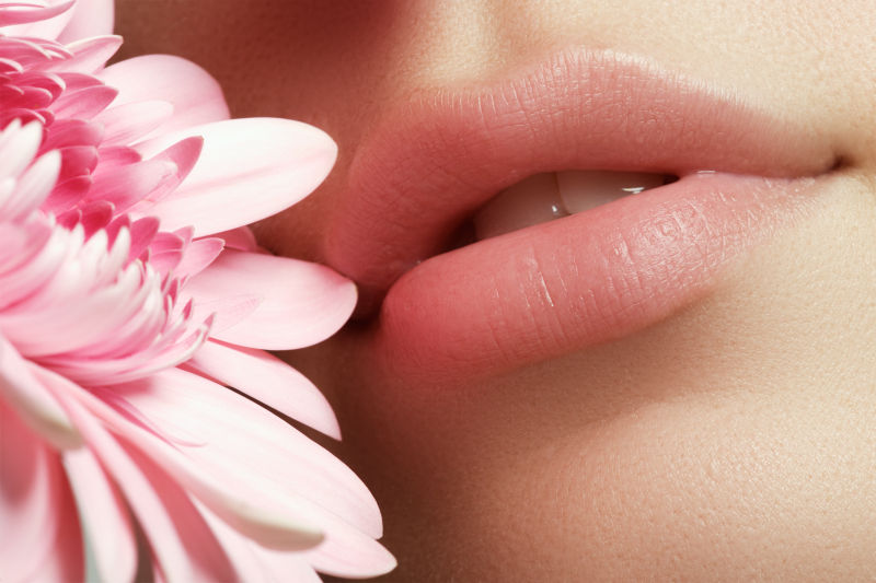 粉色花朵与粉色嘴唇