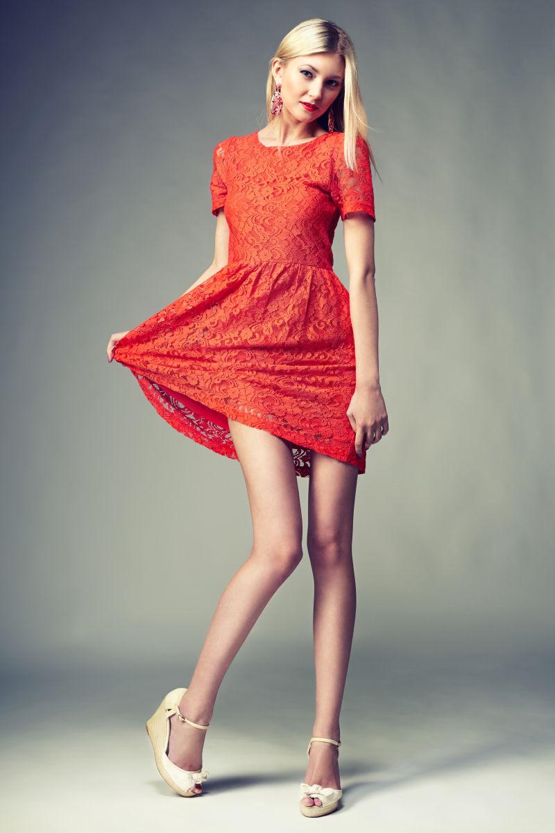 摆姿势的年轻女孩穿着红色连衣裙