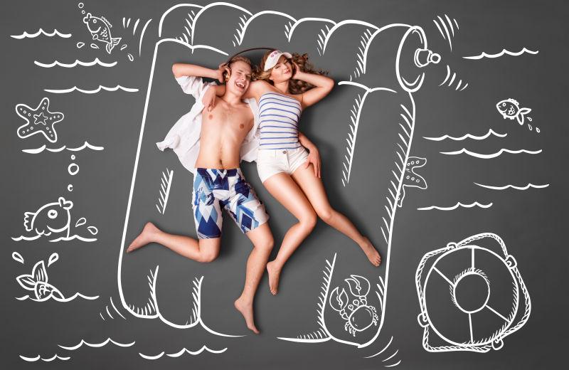 粉笔画池背景中一对浪漫情侣躺在一张气垫床垫上