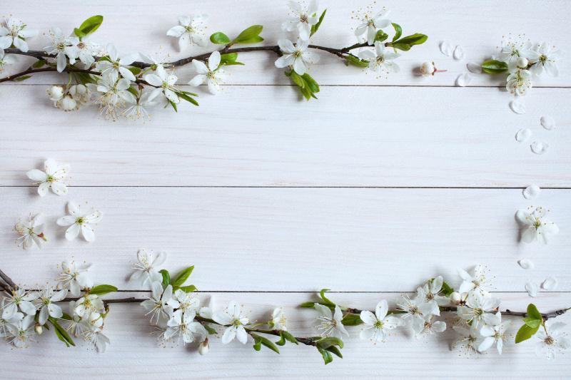 木板上的枝条与美丽的花朵