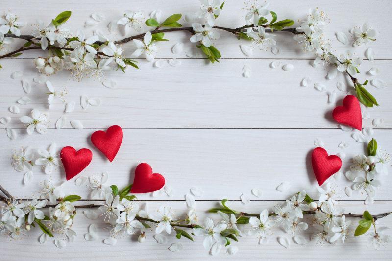 木板上的枝条花朵和红心