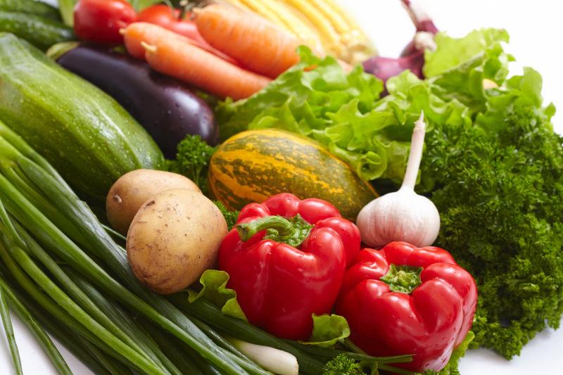 桌子上很多的新鲜健康蔬菜