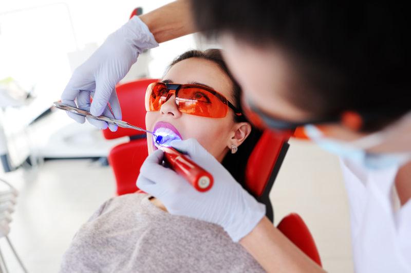 牙医为年轻女孩供牙齿填充物