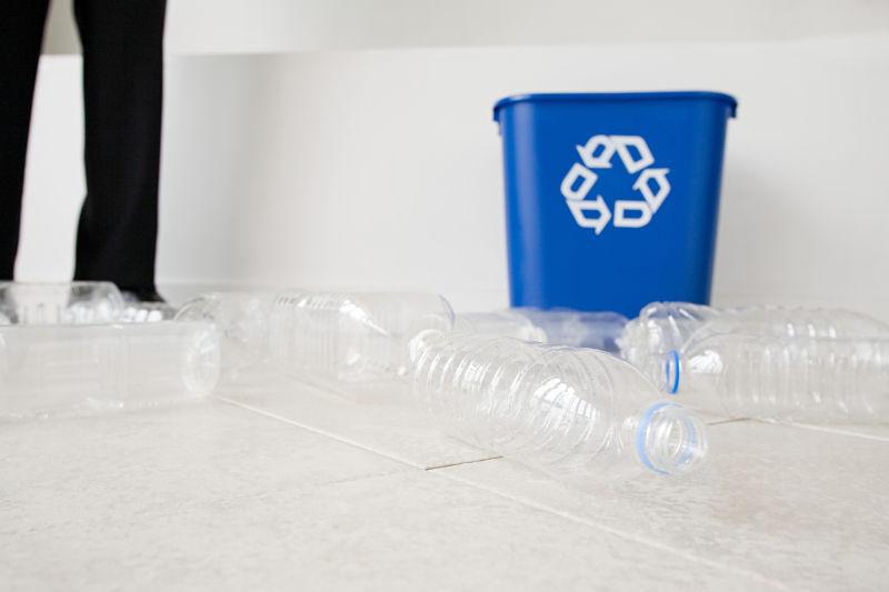 回收桶周围的塑料瓶