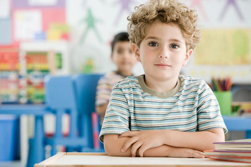坐在教室内的男孩子肖像