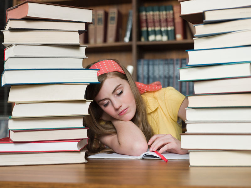 在图书馆睡觉的女孩