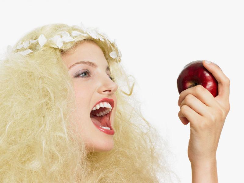 美女拿着苹果张开了嘴巴