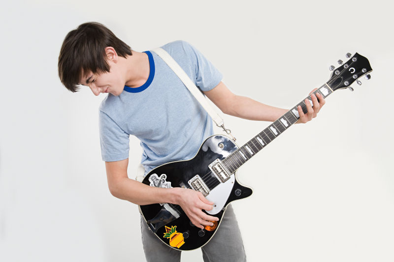 年轻人喜欢玩吉他