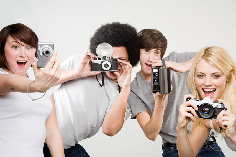 四个爱好相同的年轻人在拍照