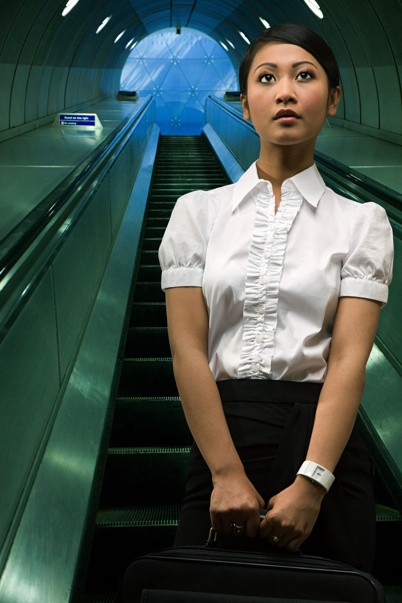 地铁站坐电梯的女人