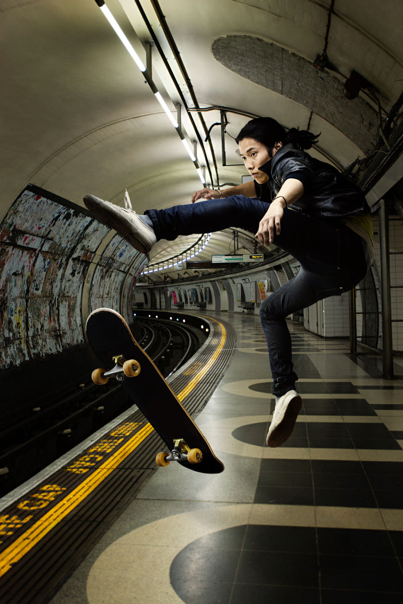 在地铁玩滑板的年轻人
