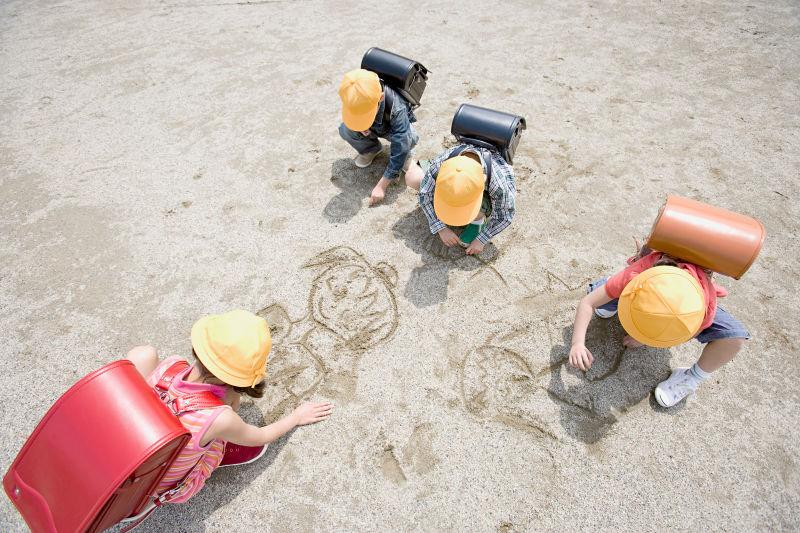 孩子们在沙滩上画画