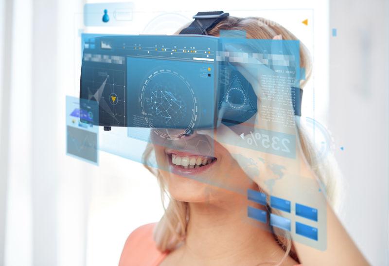 女子带着3D眼镜体验的屏幕投影