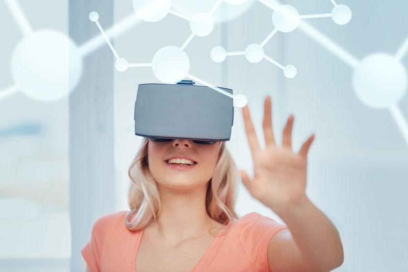 女子戴着VR眼镜娱乐体验