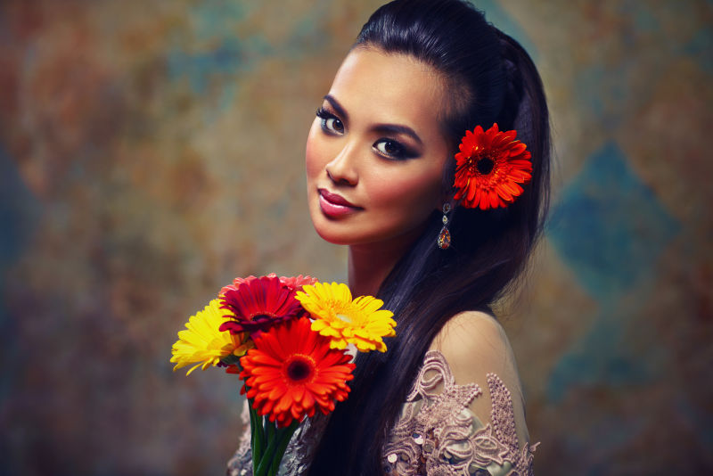 年轻的亚洲女人和花