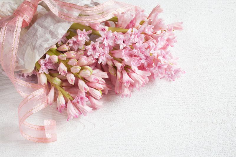 粉红色风信子的花束