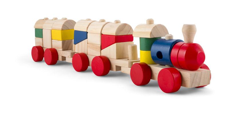 白色背景中木制火车玩具