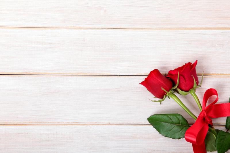 木板上的情人节玫瑰