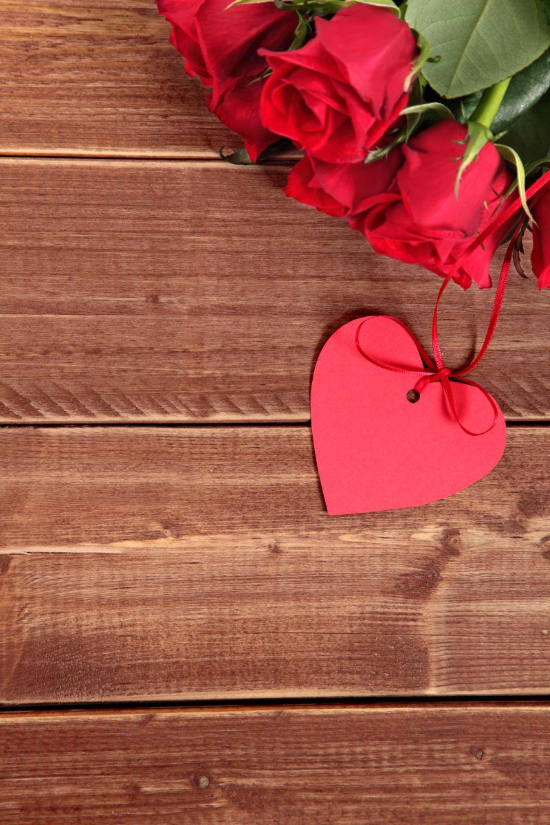 情人节礼物的标签和红玫瑰