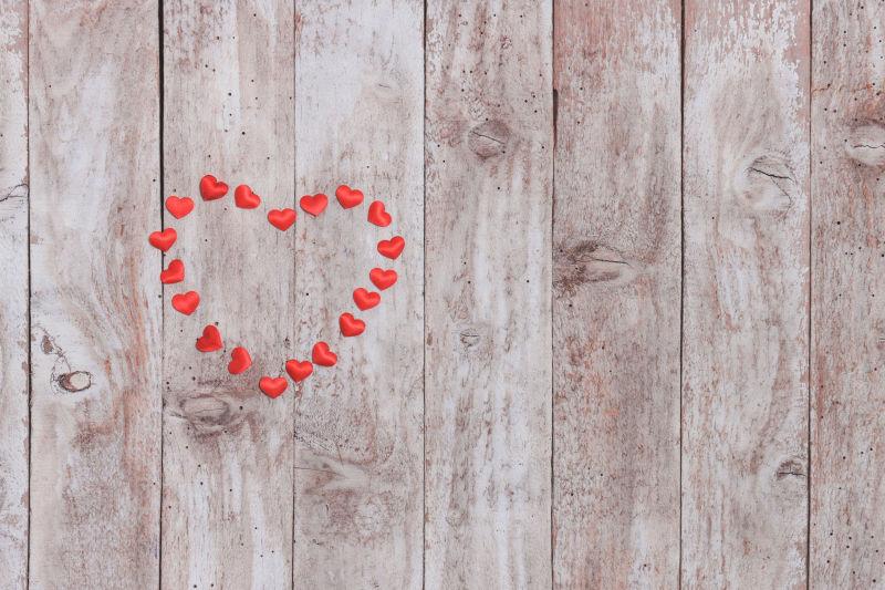 木板上的情人节的浪漫心形