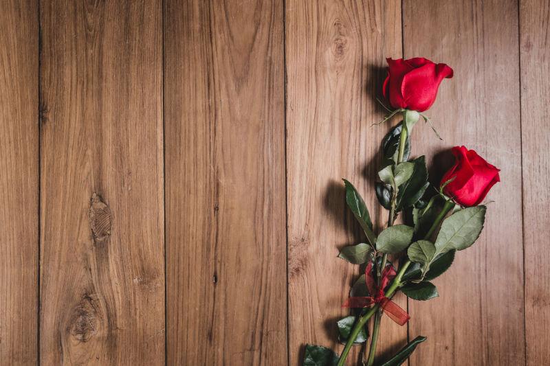 木板上的浪漫情人节红玫瑰
