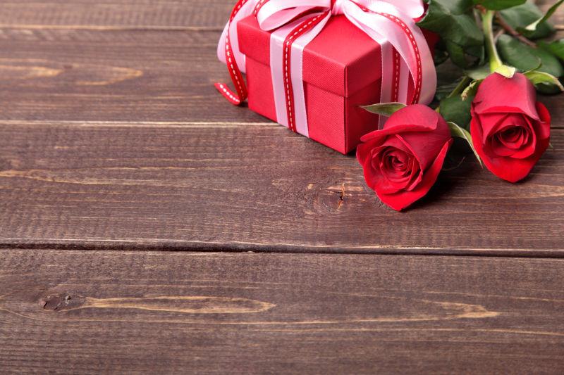 木板上的情人节礼物盒和红玫瑰