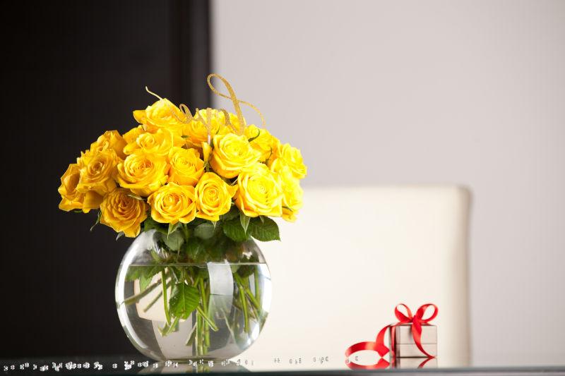 桌子上的花瓶里有黄色的玫瑰