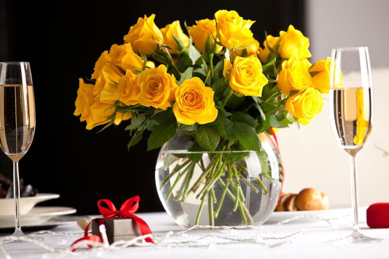 有水的花瓶里放满了黄玫瑰