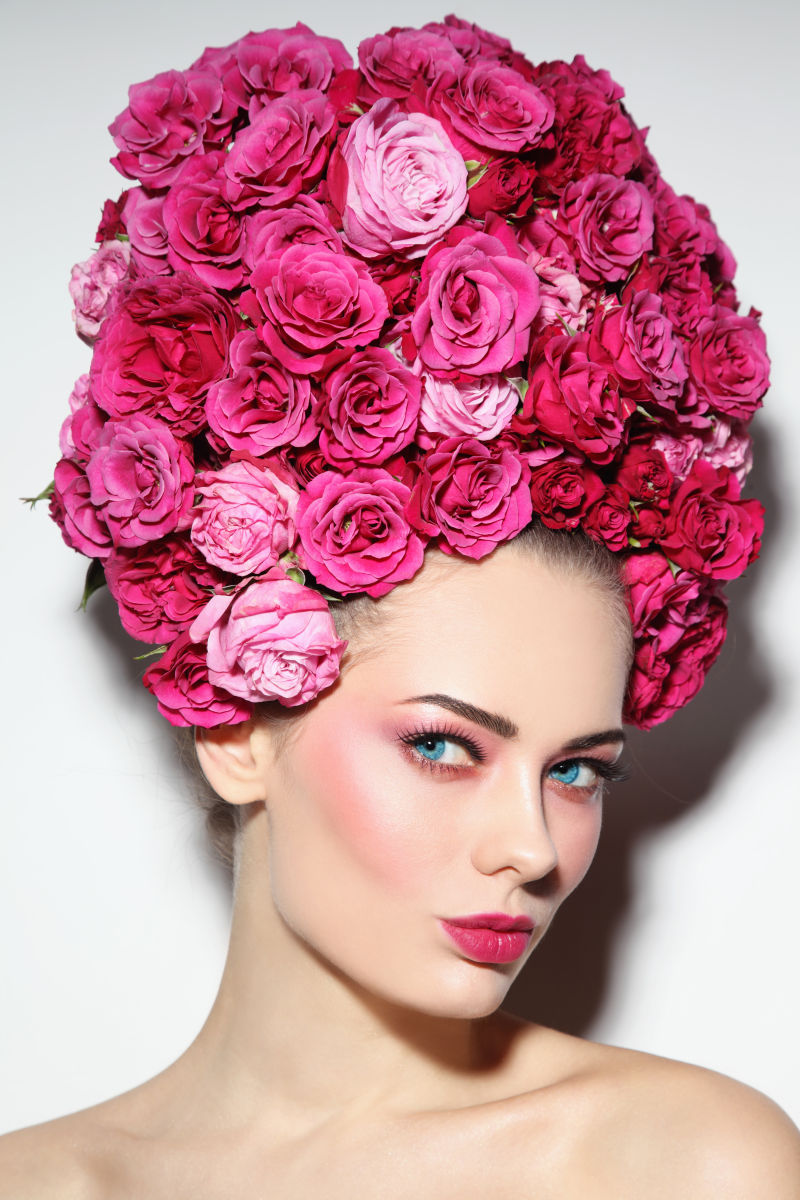头戴粉色鲜花的女孩
