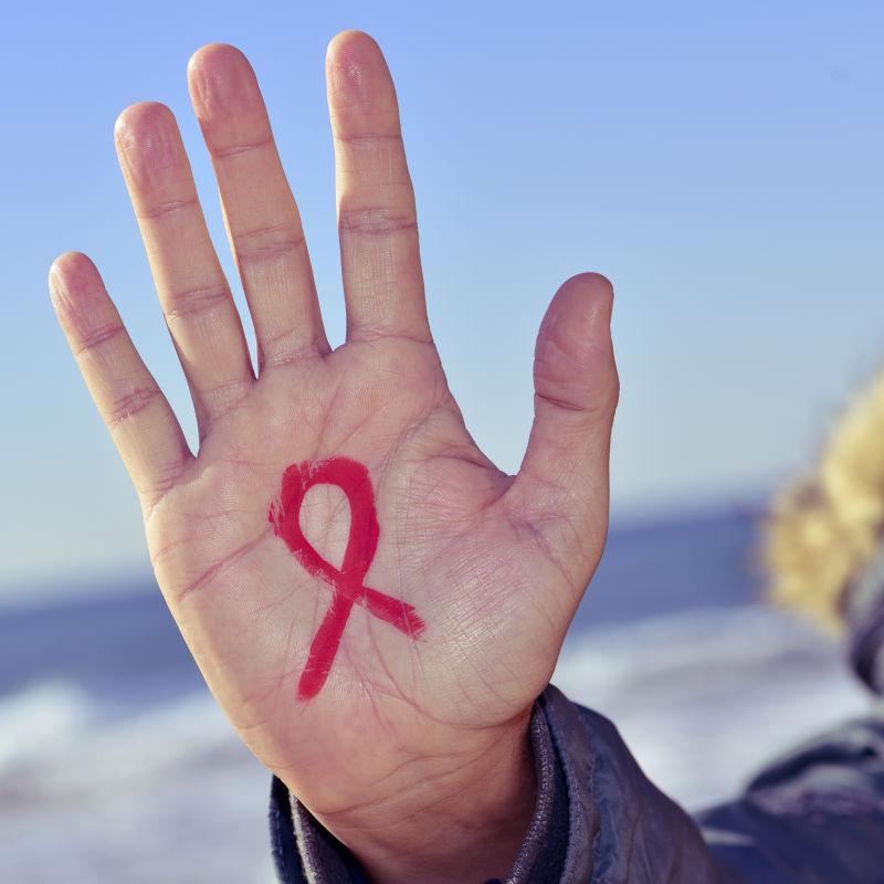 年轻人带着红丝带在艾滋病中抗击艾滋病