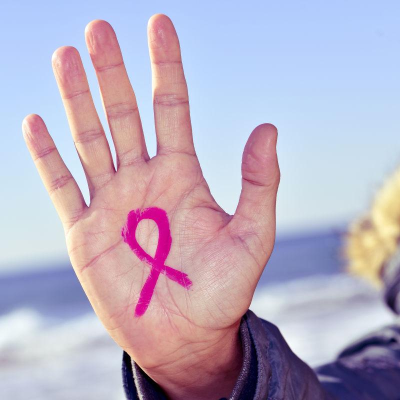 年轻人带着粉红丝带来对抗癌症