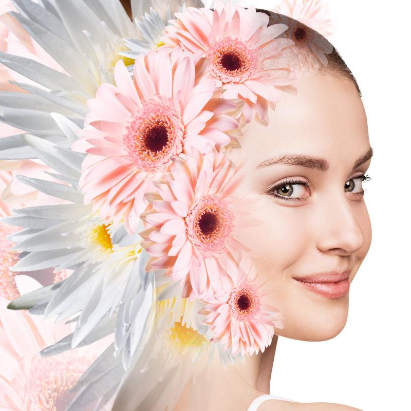 白色和粉色菊花背景下的微笑美女