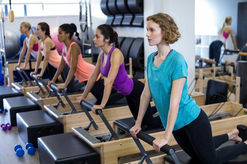 健身房做拉伸运动的女人们