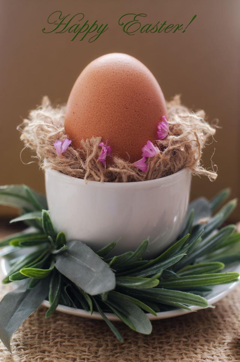 复活节彩蛋与鸟巢和鲜花