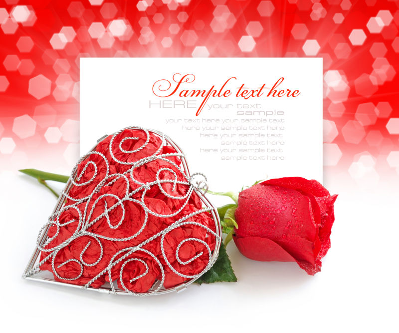 装饰红心的红玫瑰在节日背景